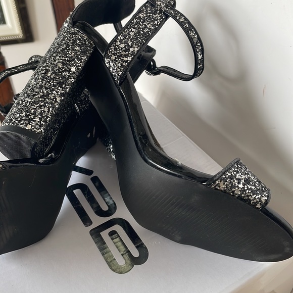 NWT Gorgeous Brand New Sandals with Black Shimmers. - Picture 11 of 15